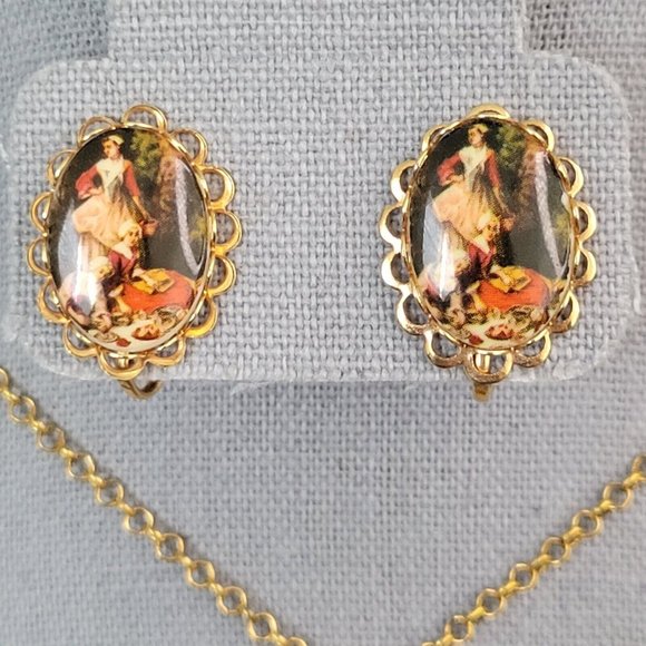 Womens Gold Tone Round Link Chain Colonial Scene Pendant Necklace Earrings Set - Picture 6 of 10